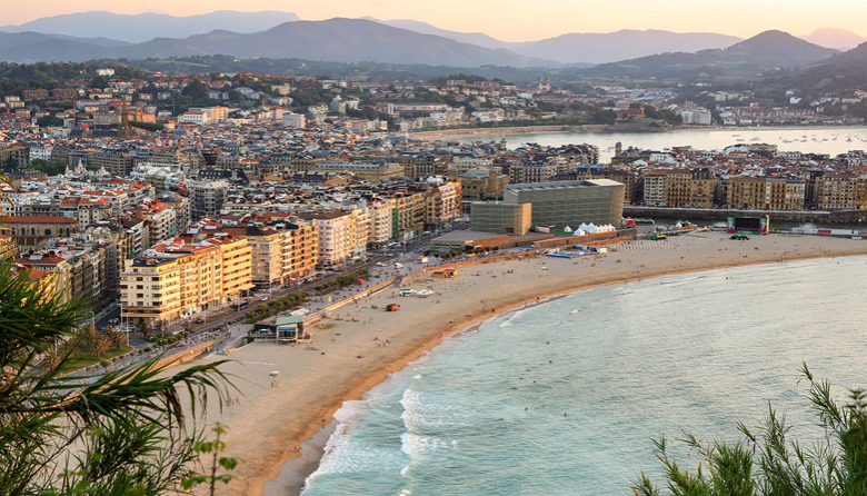 Sie retten einen 60-jährigen Schwimmer vom Strand La Zurriola in San Sebastián