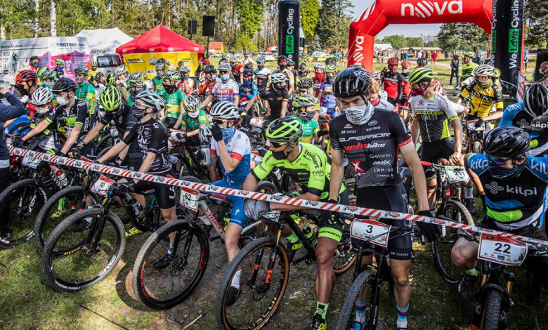 Kurz vor dem Start des Nova Cup Cyklovyza mit den Athleten in Masken