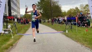 Jakob Ingebrigtsen batte il record norvegese dei 5.000 in un parco