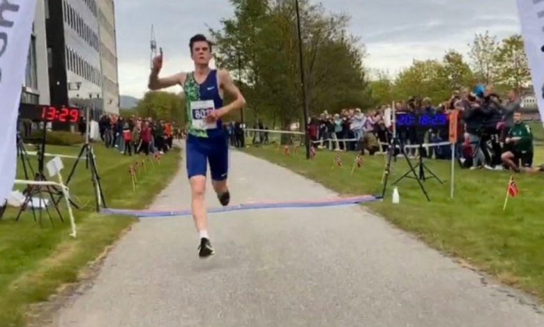 Jakob Ingebrigtsen quebra o recorde norueguês de 5.000 em um parque