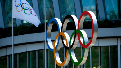 anneaux olympiques et drapeau