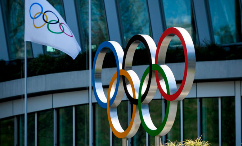 anneaux olympiques et drapeau