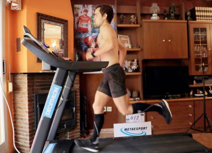 Se bate el récord del mundo con 12 horas corriendo en la cinta de correr