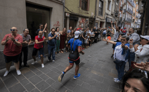 un triatleta pasando por las calles de Vitoria