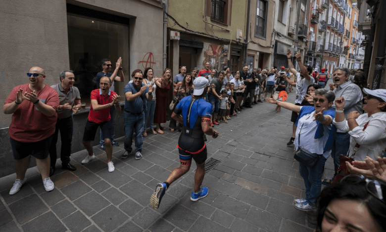 un triathlète passant dans les rues de Vitoria