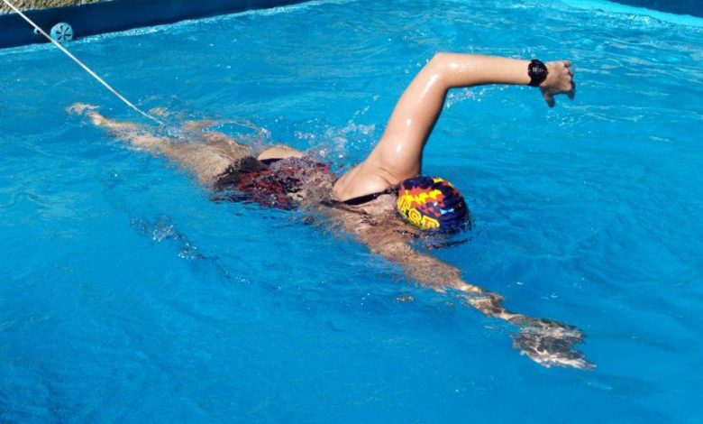 El nado estático en piscina.