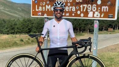 Alberto Contador en la cima de la Morcuera