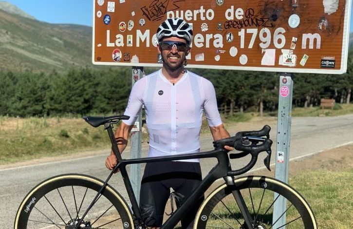 Alberto Contador en la cima de la Morcuera