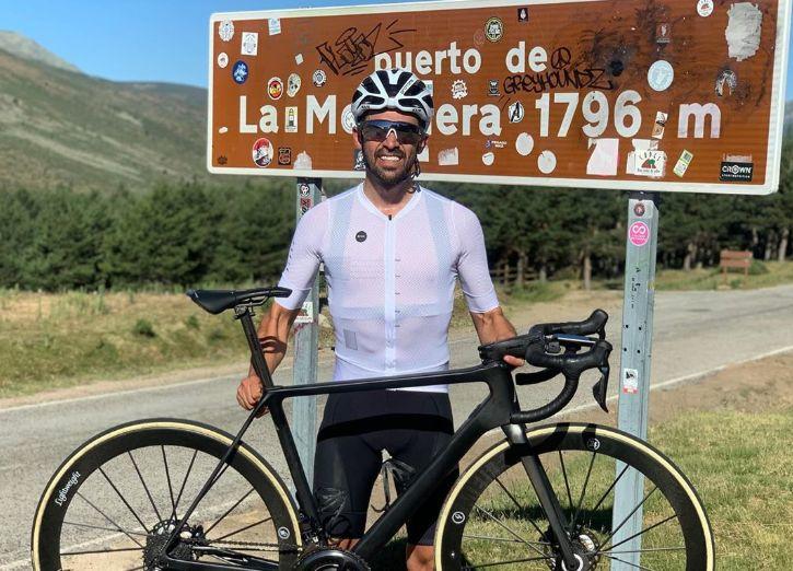 Alberto Contador en la cima de la Morcuera