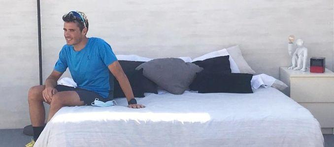 Javier Gómez Noya grabando un anuncio en la cama , en mitad de Pontevedra - Noticias Triatlón Noya sobre la cama en Pontevedra