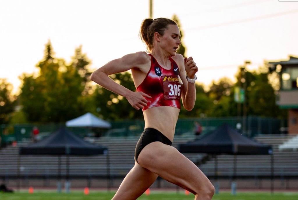 Gwen Jorgensen compitiendo en 3.000 metros