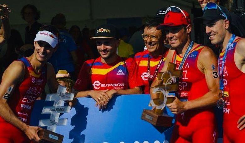 José Hidalgo with Spanish athletes