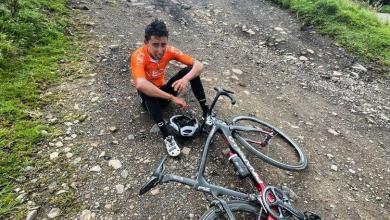 Egan Bernal descansando durante el entrenamiento