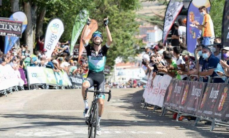 Großschartner entering the finish line alone. in Burgos