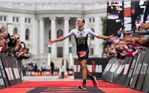 Emilio Aguayo entra nel traguardo dell'IRONMAN Wisconsin