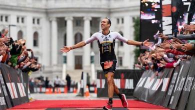 Emilio Aguayo entra nel traguardo dell'IRONMAN Wisconsin