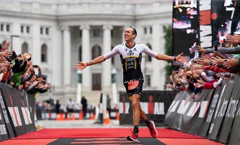 Emilio Aguayo entre dans le but de l'IRONMAN Wisconsin