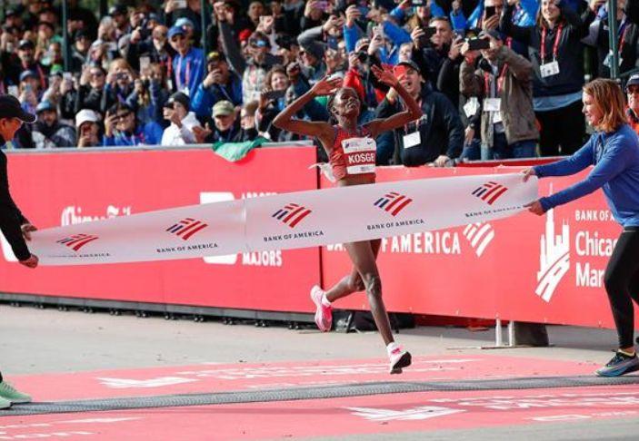 Kosgei Smashes établit le record du marathon de Chicago