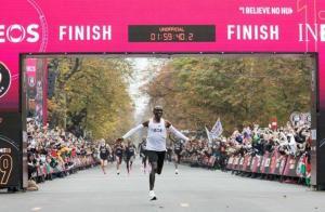 Eluid Kipchoge bajando de las 2 horas en maratón