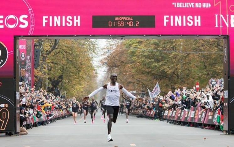 Eluid Kipchoge descendo de 2 horas na maratona