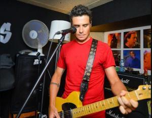 Javier Gómez Noya probt mit der Gitarre