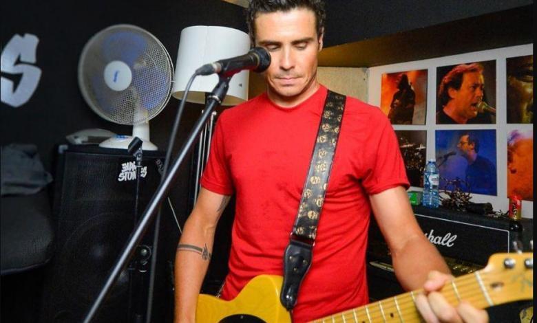 Javier Gómez Noya rehearsing with the guitar