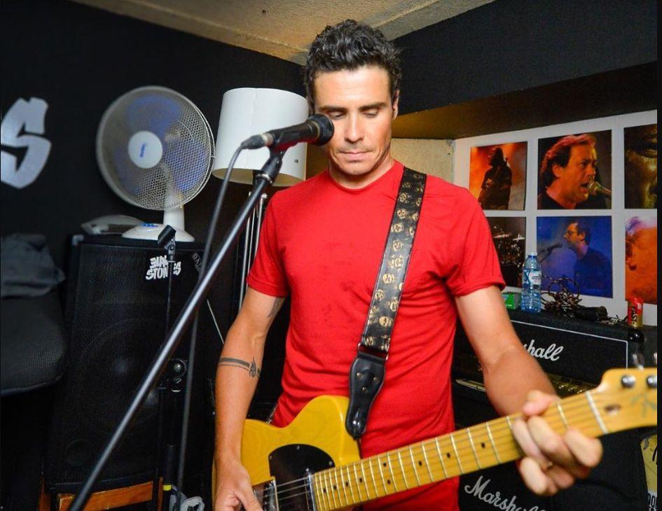 Javier Gómez Noya ensayando con la guitarra