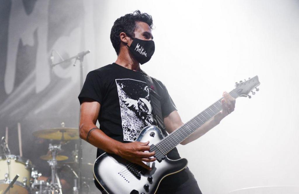 Javier Gómez Noya tocando con Malkeda