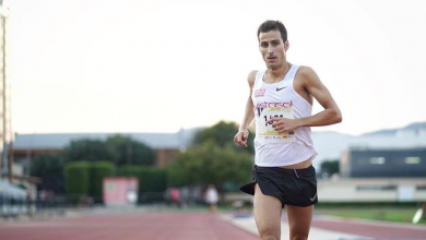 Mario Mola entre dans la ligne d'arrivée de 3.000 mètres sur la piste