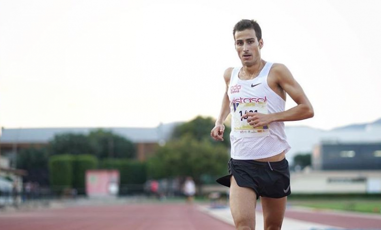 Mario Mola entre dans la ligne d'arrivée de 3.000 mètres sur la piste