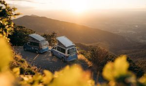 Deux camping-car, en zone montagneuse