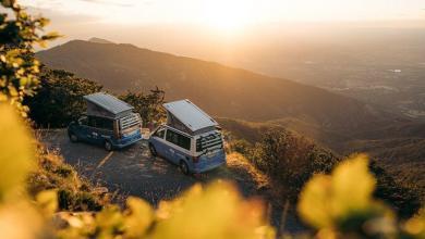 Zwei Wohnmobile, in einem Berggebiet