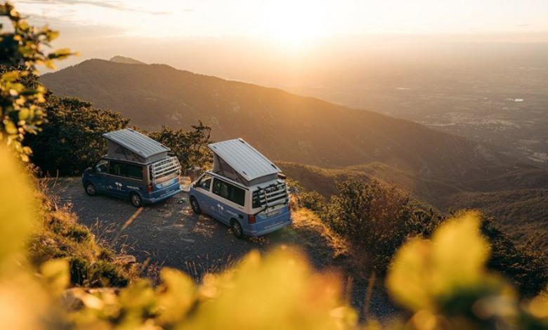 Zwei Wohnmobile, in einem Berggebiet