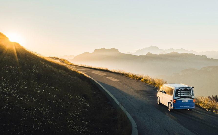 Un campeur traversant une zone de montagne