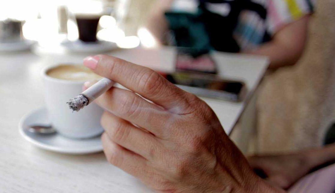 una persona fumando en cafeteria