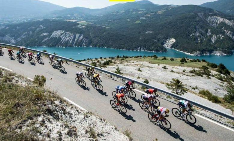 peloton sur une scène à Embrum