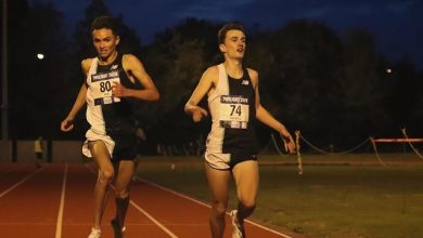 Alex Yee entrant dans la ligne d'arrivée de la réunion d'invitation de Bromley Twilight