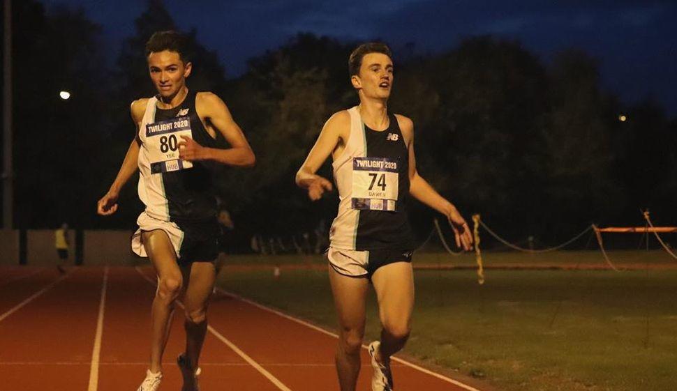 Alex Yee entrando en meta del Bromley Twilight Invitation Meeting