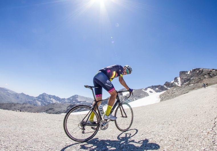 Ciclista entrenando en Sierra Nevada