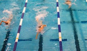 Entrenamiento en una piscina