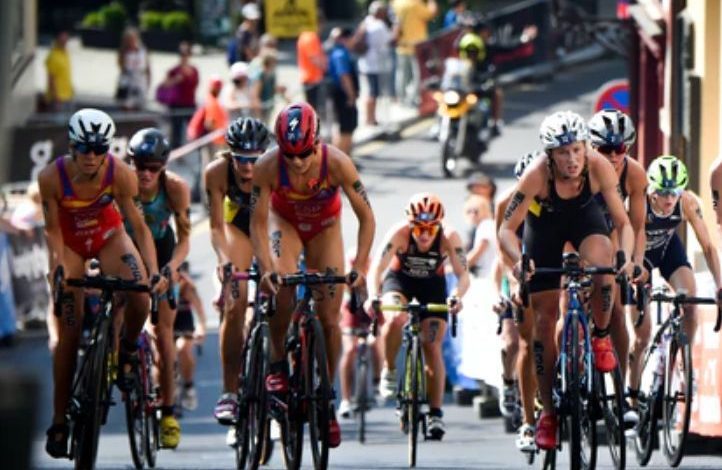 Spanish women in the cycling segment of an ITU competition