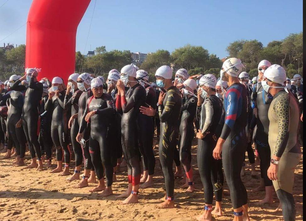 triatetas antes de la salida del Triatlón Ciudad de Santander