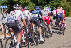 Pelotão de ciclistas indo até o porto no Tour de France