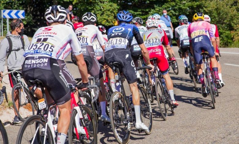 Pelotão de ciclistas indo até o porto no Tour de France