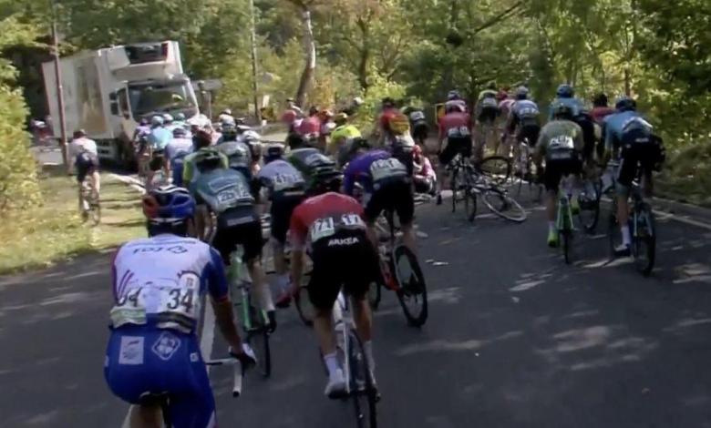 Moment où le peloton rencontre le camion