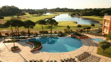 Pool and lake of the Onyria Quinta da Marinha Hotel,
