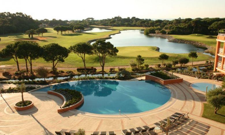 Pool und See des Onyria Quinta da Marinha Hotels,