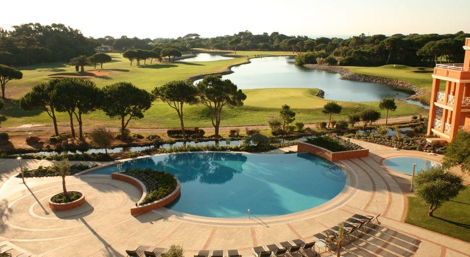 Pool und See des Onyria Quinta da Marinha Hotels,