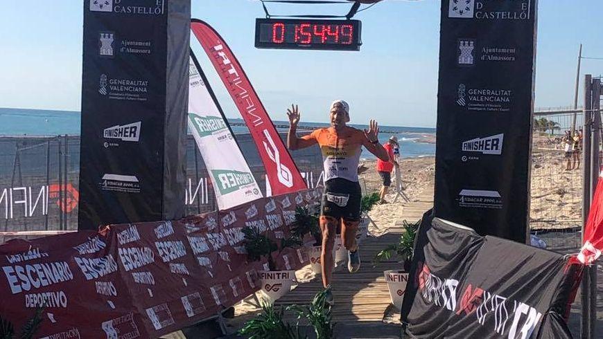 Saleta Castro et Emilio Aguayo reviennent à la compétition avec la victoire - Triathlon News Emilio Aguayo remportant l'Infinitri Almanssora