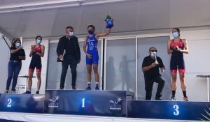 Joselyn Brea auf dem Podium des Großen Preises von Frankreich von Vairé